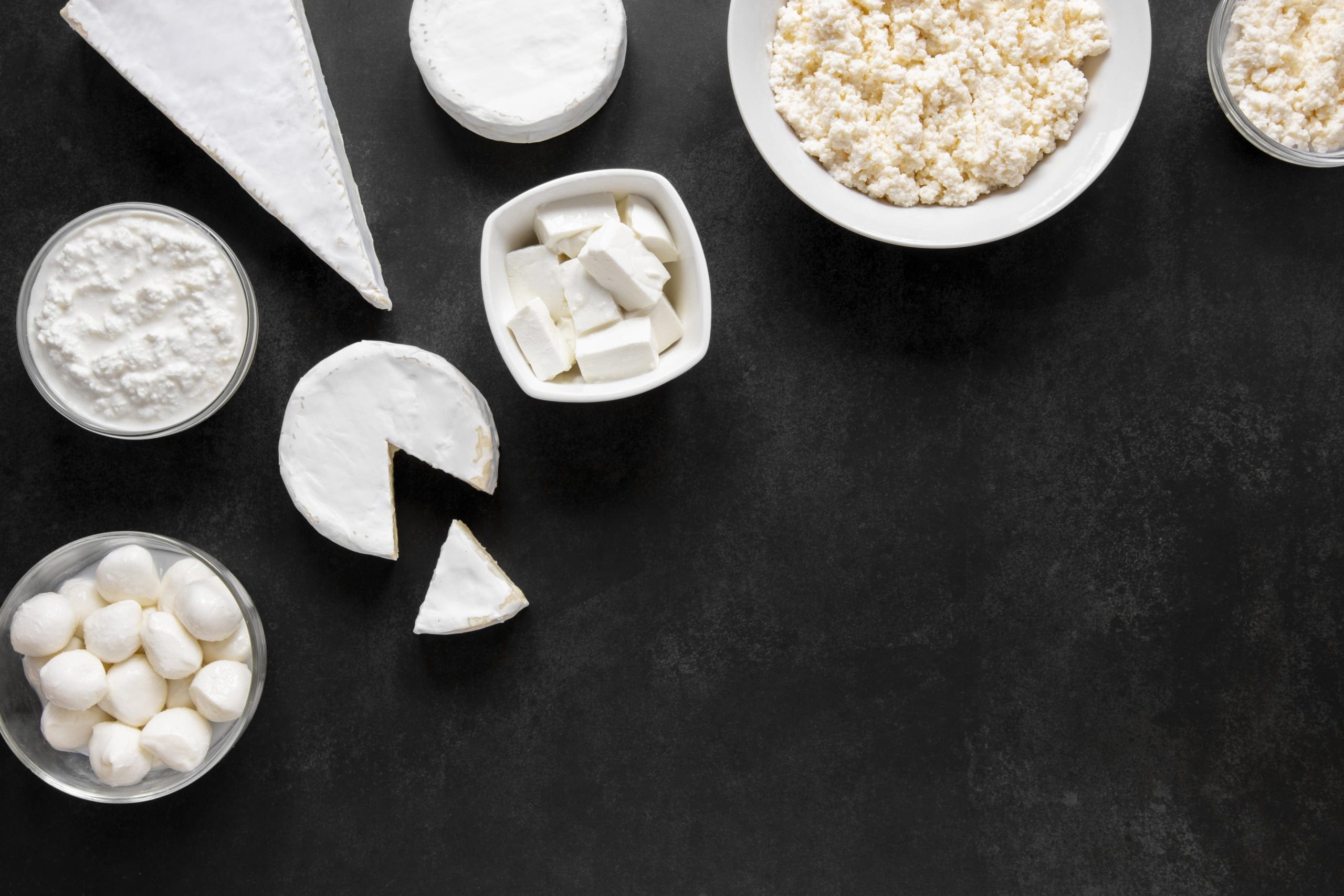 latticini-piatti-laici-su-sfondo-di-stucco